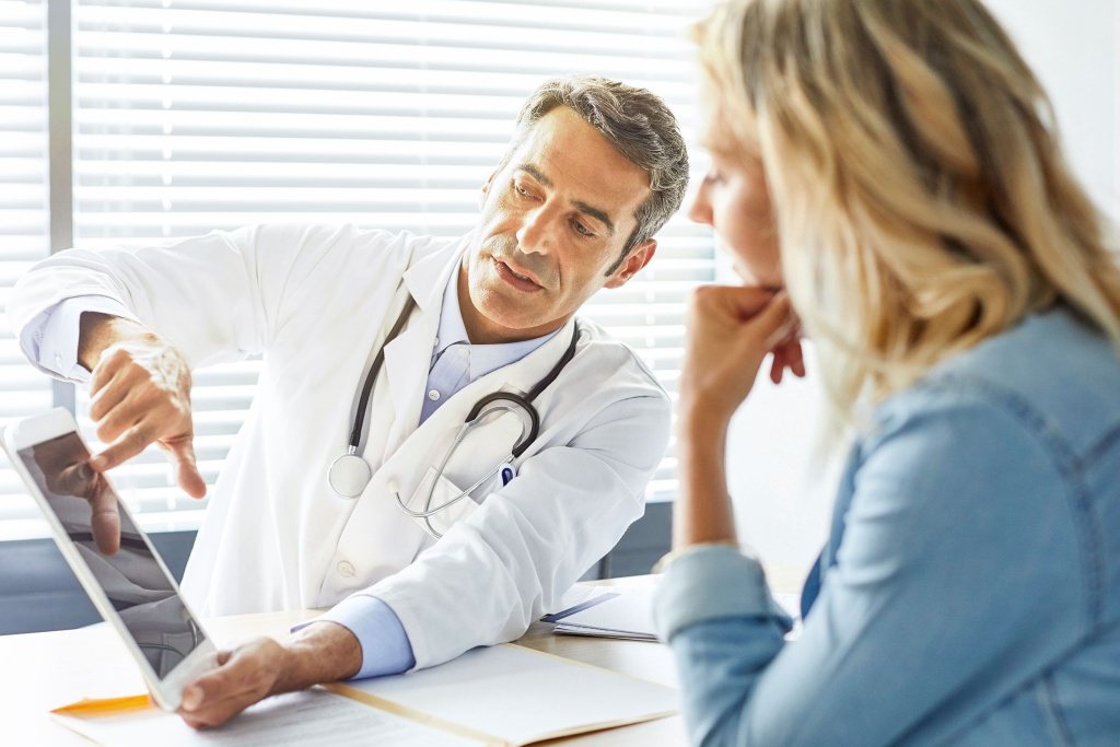 Врач-консультант обсуждает результаты анализов с пациентом